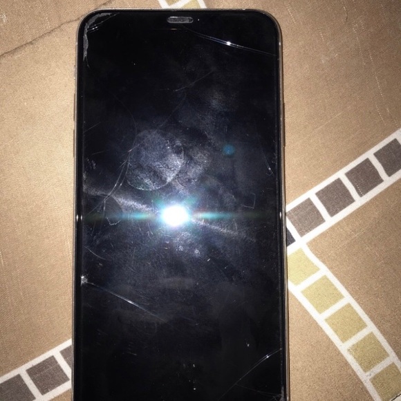 iPhone 11 pro - Picture 2 of 2